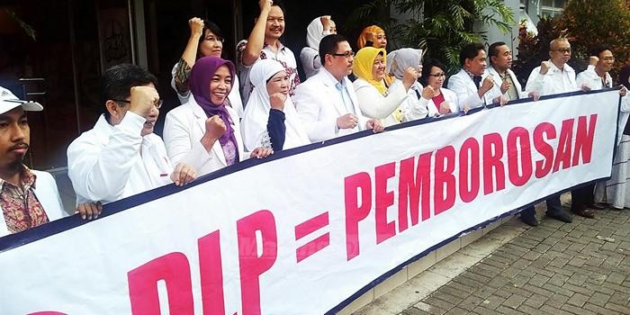 Belasan dokter yang tegabung dalam Ikatan Dokter Indonesia menolak pendirian Prodi DLP. (Muhammad Choirul)