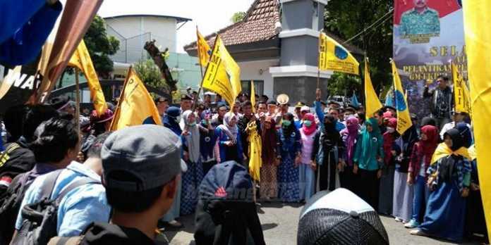 Demo PMII di depan gedung DPRD