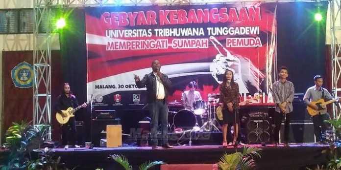 Edo Kondologit bernyanyi lagu kebangsaan di Unitri Malang. (deny)