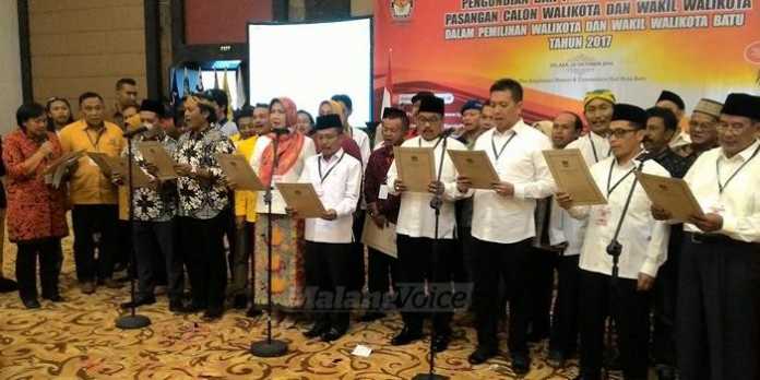 Empat Paslon Wali Kota dan Wakil Wali Kota Batu saat membacakan deklarasi Pilwali damai.(Miski)