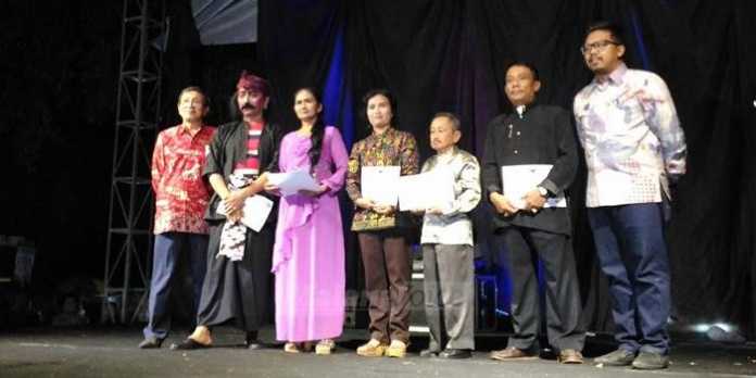 ICCCF Beri Penghargaan dan Tali Asih Bagi Seniman dan Budayawan (anja)