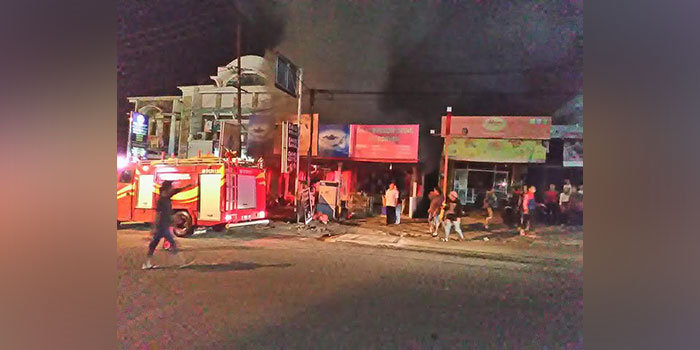 Kebakaran terjadi di warung makan di Jalan Dewi Sartika Atas.(istimewa)