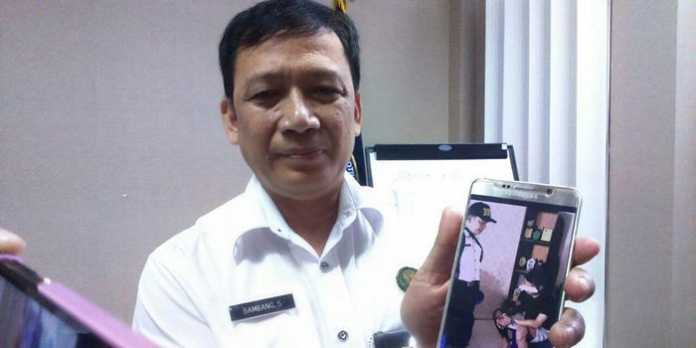 Kepala BNN Kota Malang, AKBP Bambang Sugiharto menunjukkan foto penangkapan pelaku. (deny)
