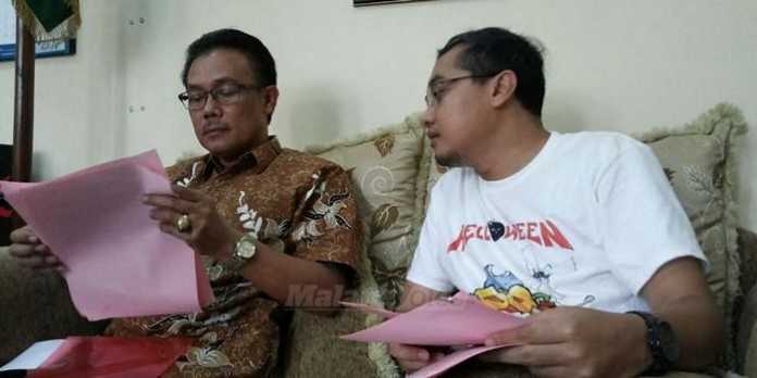 Kepala Kejaksaan Negeri Kota Malang, membacakan empat nama tersangka kasus proyek fiktif Dinas Pasar. (deny)