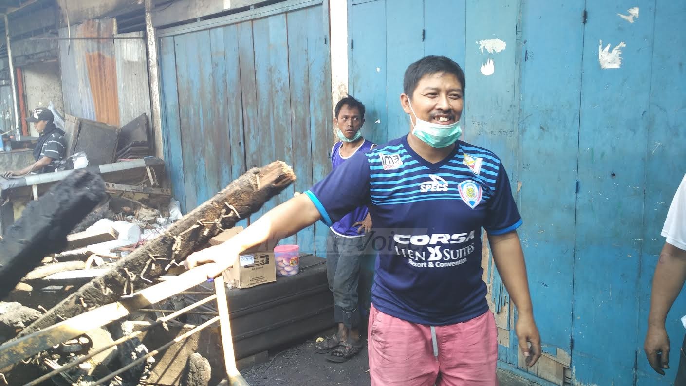 Ketua Paguyuban Pasar Baru Timur, Arief Zaki bersama pedagang lain membersihkan puing sisa kebakaran. (deny)