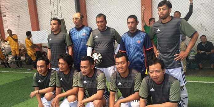Ketua Panitia Hari Jadi Kota Batu, Achmad Suparto saat memberikan arahan bagi pemain tim di partai final.