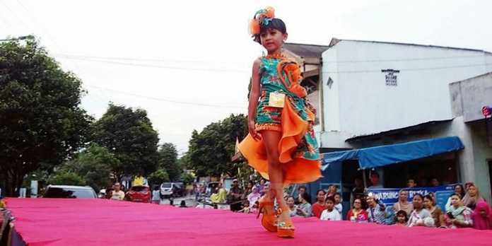 Para peserta kontes Pemilihan Putra-Putri Batik Celaket unjuk kemampuan. (Muhammad Choirul)