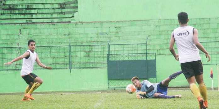 kurnia-meiga-hermansyah-mencoba-menyelamatkan-gawangnya-saat-berlatih-di-stadion-gajayana-muhammad-choirul