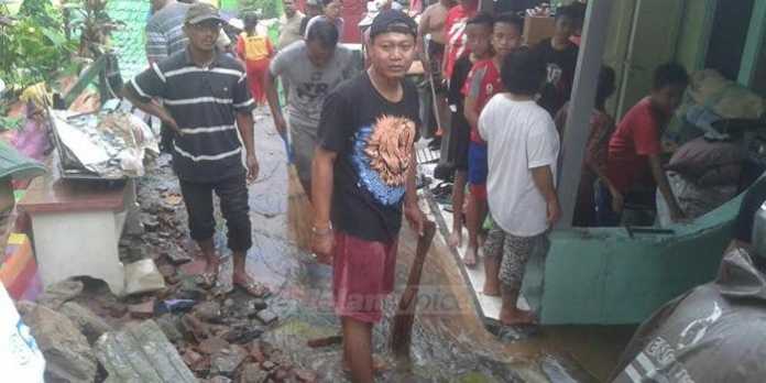 Longsor menimpa bangunan di Kampung Warna-warni.
