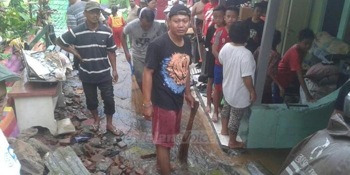 Longsor menimpa bangunan di Kampung Warna-warni.