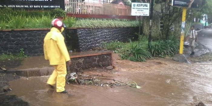 Luapan air akibat drainase buntu di Jalan Agus Salim Kota Batu.(BPBD Batu for MVoice)