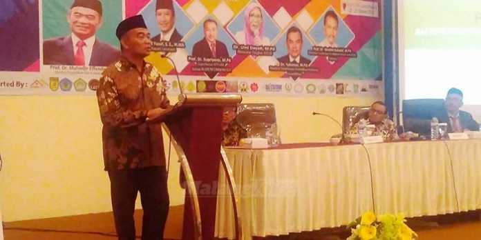 Mendikbud RI, Prof Dr Muhajir Effendy MSi, saat menyampaikan materi dalam seminar di Hotel Ollino Garden, Kota Malang. (Muhammad Choirul)