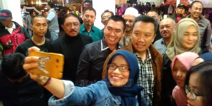 Mbois, Menpora Imam Nahrawi Selfie Bareng Warga Kota Malang