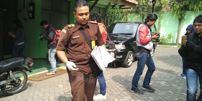 Proses penggeledahan tim penyidik Kejari Kota Malang. (deny)