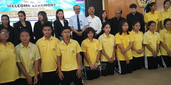 Rektor Unmer, Prof Anwar Sanusi bersama pelajar dari Thailand. (deny)