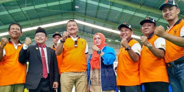 Segenap pengurus KONI Kota Malang bersama Wakil Wali Kota, Sutiaji, usai membuka Malang Futsal Competition. (Muhammad Choirul)
