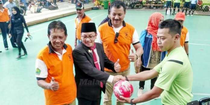 Ketua Umum KONI Kota Malang, Bambang DH Suyono, bersama Wakil Wali Kota, Sutiaji, membuka Malang Futsal Competition 2016. (Muhammad Choirul)