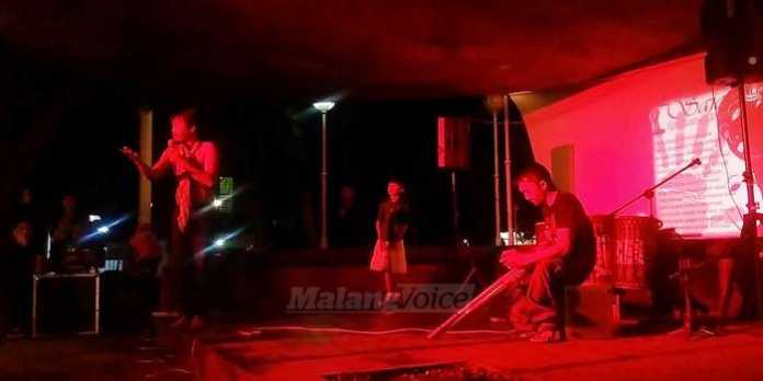 Penampilan Teater Trisha di Taman Kunang-kunang, Sabtu (29/10) malam. (Muhammad Choirul)