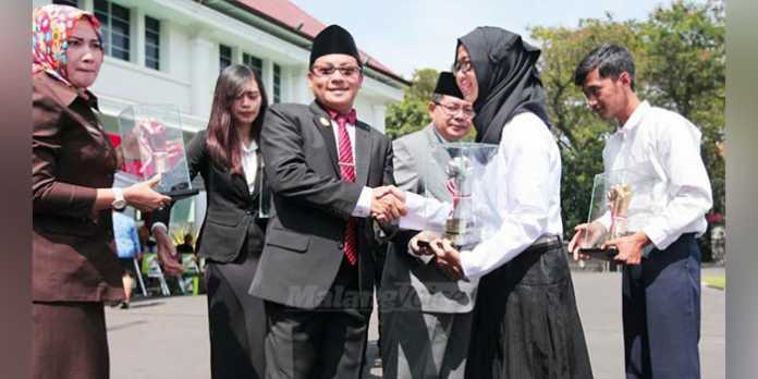 Wakil Wali Kota Malang, Sutiaji, memberikan penghargaan pada pemuda pelopor.