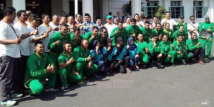 Wali Kota Malang, HM Anton, bersama jajaran pengurus KONI dan atlet berprestasi. (Muhammad Choirul)