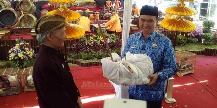 Wali Kota Malang, HM Anton, dalam acara Kirab Sesaji Ruwatan Kota Malang