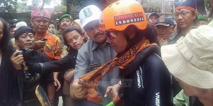 Wakil Gubernur Jawa Timur (Jatim), Saifullah Yusuf, melepas Tarpin Iswahyudi. (Muhammad Choirul)