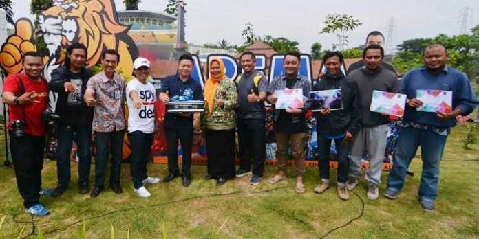 Kepala Dispenda Kota Malang, Ir Ade Herawanto, memperkenalkan buku 31 jurus Dispenda. (Ist)