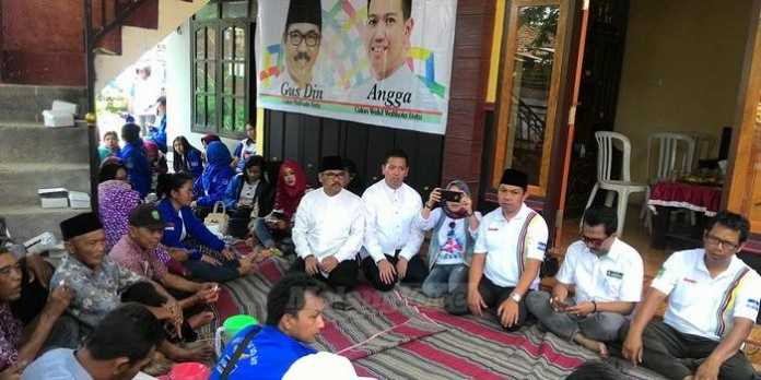 Pasangan Calon Wali Kota-Wakil Wali Kota Batu dari Demokrat-PKB, H Hairuddin-Hendra Angga Sonatha, saat kampanye hari pertama di Desa Beji.(Miski)