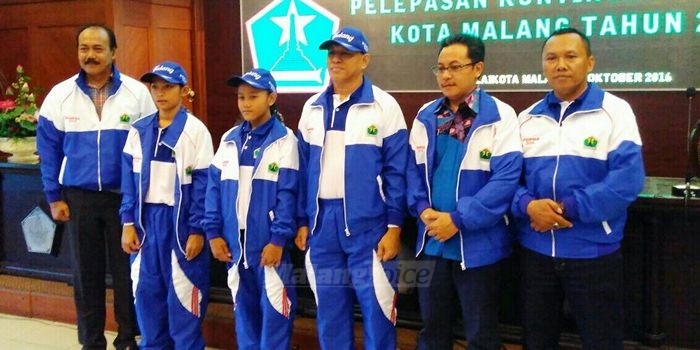Wakil Wali Kota, Sutiaji, dan Kadispora, Nuzul Nurcahyo, foto bersama kontingen Kota Malang. (Muhammad Choirul)