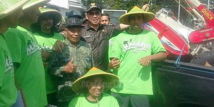 Wali Kota Malang, HM Anton, menyerahkan bantuan Kementerian Pertanian kepada Kelompok Tani. (Muhammad Choirul)