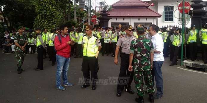 Aparat gabungan bersiap mengawal aksi ribuan umat muslim di depan Balai Kota Malang. (Muhammad Choirul)