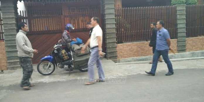 Aparat kepolisian dari Polres Malang Kota saat di rumah Kepala BKD, Suwandi, tersangka OTT.(Deny)