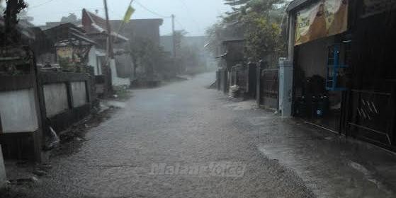 Banjir karena hujan deras rendam jalan desa Ngenep