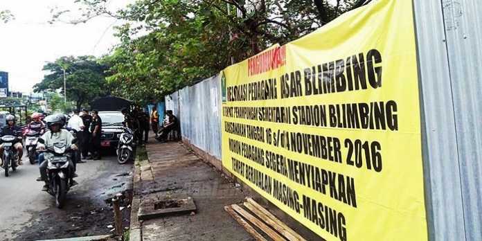 Banner pengumuman terkait relokasi pedagang sudah terpasang di depan Pasar Blimbing. (Muhammad Choirul)