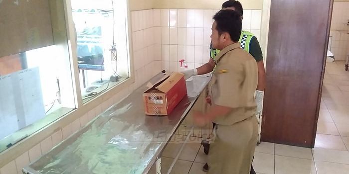 Bayi malang dievakuasi di kamar mayat RS Saiful Anwar. (deny)