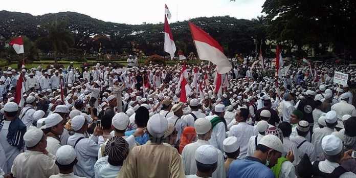 Belasan ribu massa berunjuk rasa di depan Balai Kota Malang. (Muhammad Choirul)