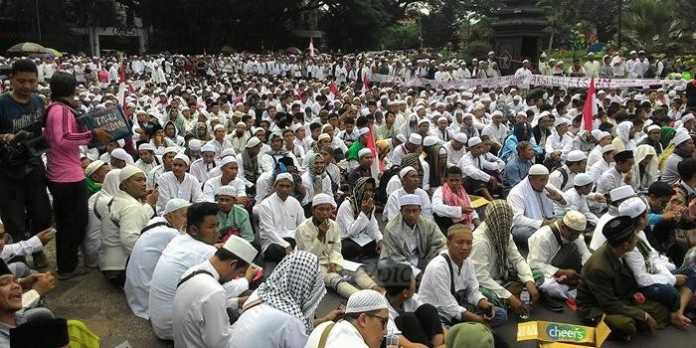 Belasan ribu umat muslim aksi damai di depan Balai Kota Malang. (Miski)