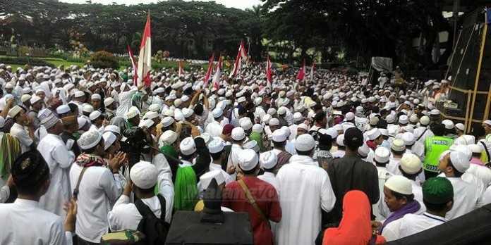 Belasan ribu umat muslim saat di depan Balai Kota Malang.(Miski)