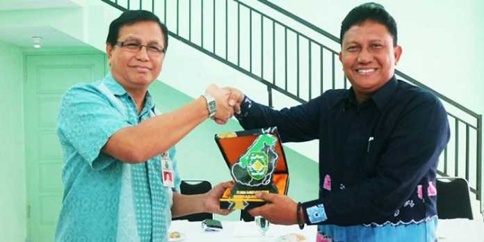 Asisten II Administrasi Pembangunan Pemkot Malang, Ir Budi Herwanto (kiri), menerima cenderamata dari Kepala BLH Kabupaten Tapin, H Zain Arifin. (Ist)