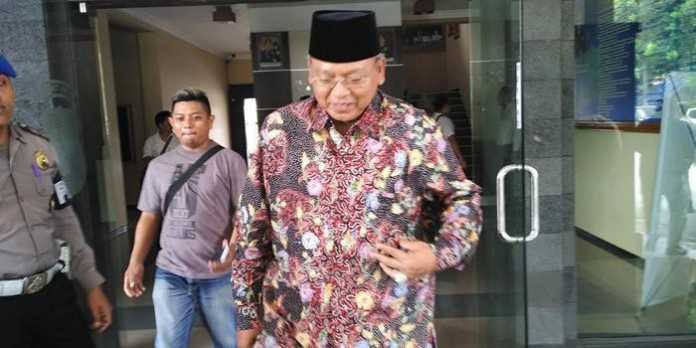 Bupati Malang, Rendra Kresna usai diperiksa polisi sebagai saksi di Polres Malang Kota. (deny)