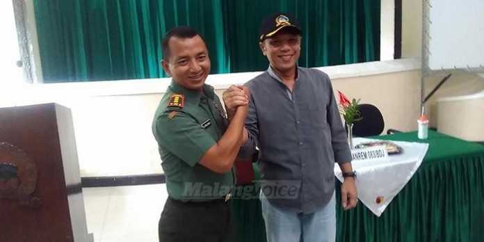 Danrem 083/Bdj Kolonel Inf Wachid Aprilyanto bersama Ketua PWI Malang, Sugeng Irawan. (deny)