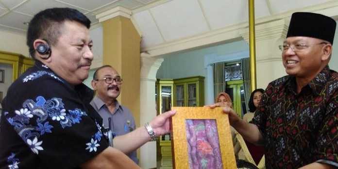 Pemberian cinderamata dari Kabupaten Malang berupa batik tulis kepada perwakilan India (Tika)