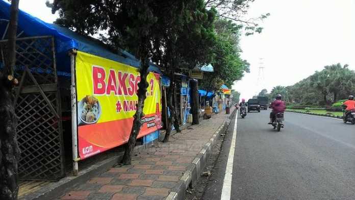 Deretan Pedagang Kaki Lima di sepanjang Jalan Sultan Agung.(Miski)