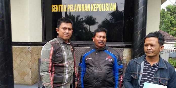 Dua korban Pungli oknum pegawai BPN saat melapor ke Polres Batu didampingi Direktur GGAA.(miski)