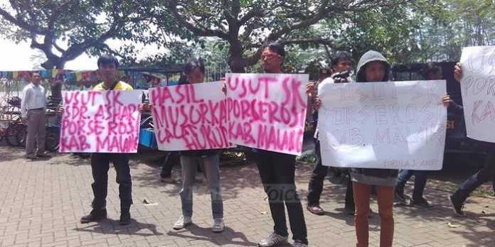 Forsilacabor demo di depan kantor KONI Kabupaten Malang (Tika)