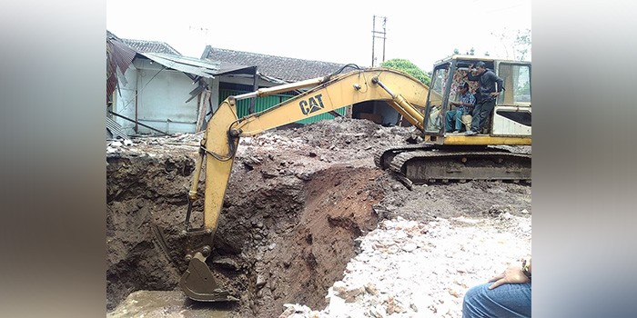 Satu unit excavator mengeruk gorong-gorong di Jodipan, Blimbing, Kota Malang. (Muhammad Choirul)