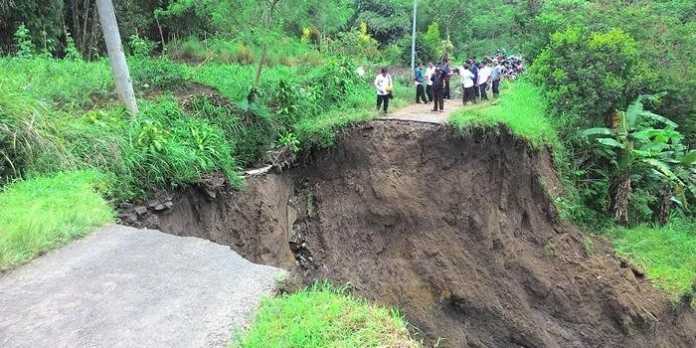 Jalan utama Dusun Jantur-Dusun Brau Putus total setelah longsor.(Miski)