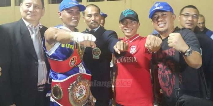 Hero Tito (dua dari kiri) bersama Ketua KTPI Malang Raya, Ade d'Kross (tiga dari kanan) usai merebut Sabuk Emas Xanana 2016 dan gelar juara dunia kelas ringan versi WPBF.