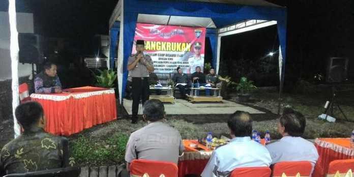 Kapolres Batu, AKBP Leonardus Simarmata dalam acara Cangkrukan bersama warga dan komunitas.(Miski)