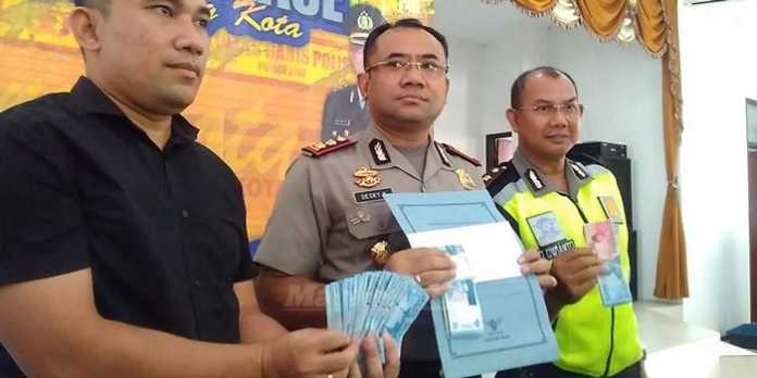 Kapolres Malang Kota, AKBP Decky Hendarsono, menunjukkan barang bukti kasus Suwandi. (deny)